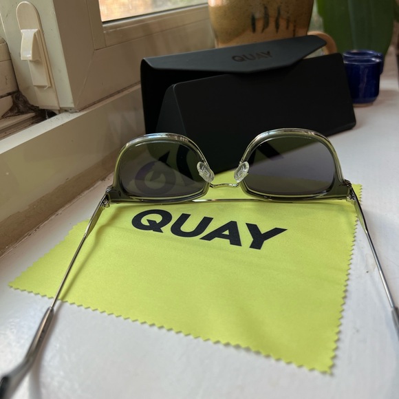 Quay Getaway Unisex Sunglasses - Picture 3 of 6